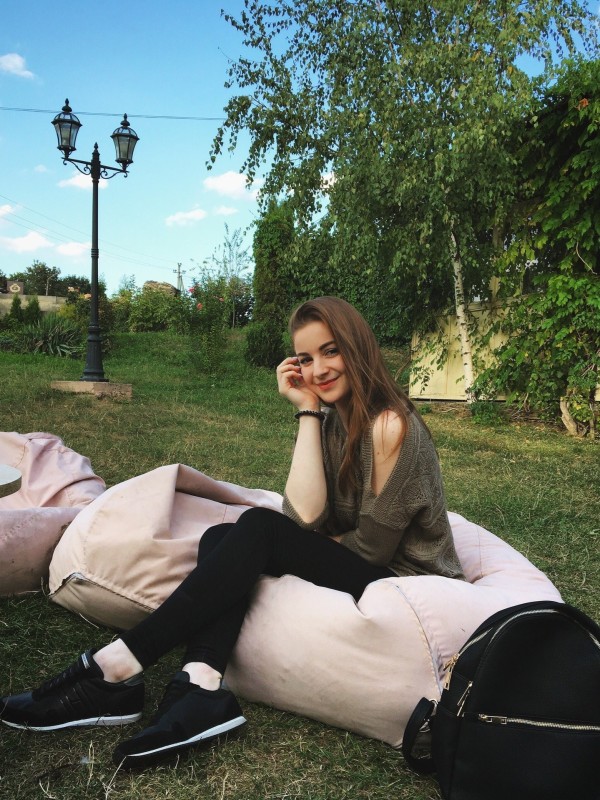 Олька привлекательная девушка из Горловки цена от 3500 руб